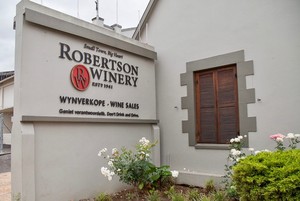 Photo of sign to Robertson Winery