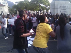 Photo of students protesting in front of parliament