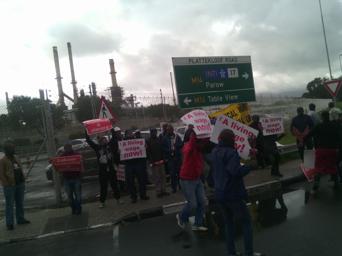 Picture of striking workers outside the Chevron refinery
