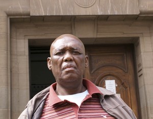 Photo of man in front of court