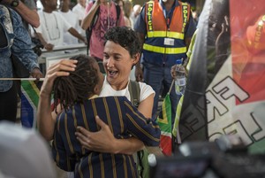 Photo of Leigh Ann Naidoo hugging her daughter