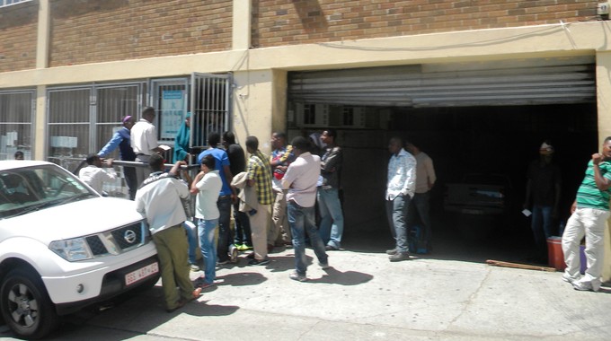 Photo of refugees queuing. 