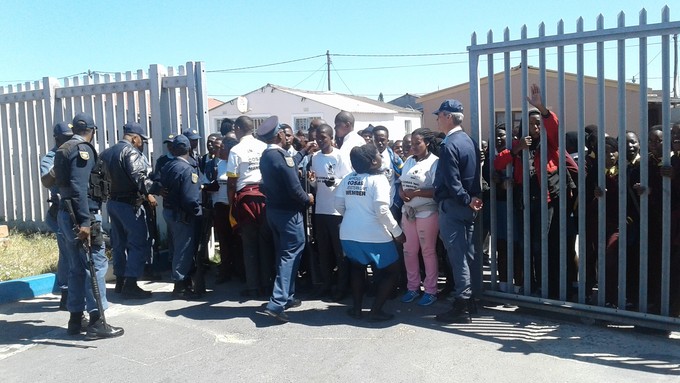 Photo of students pushing into school gates