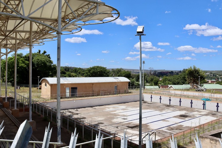 Photo of an empty public pool