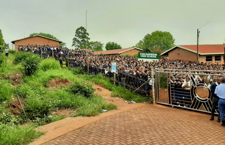 Photo of school with hundreds of pupils outside