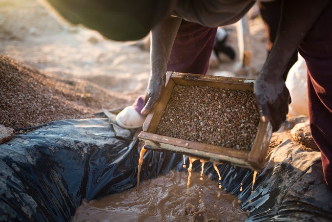 Photo of people sifting for diamonds