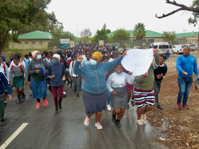 Photo of a huge crowd of protesting learners