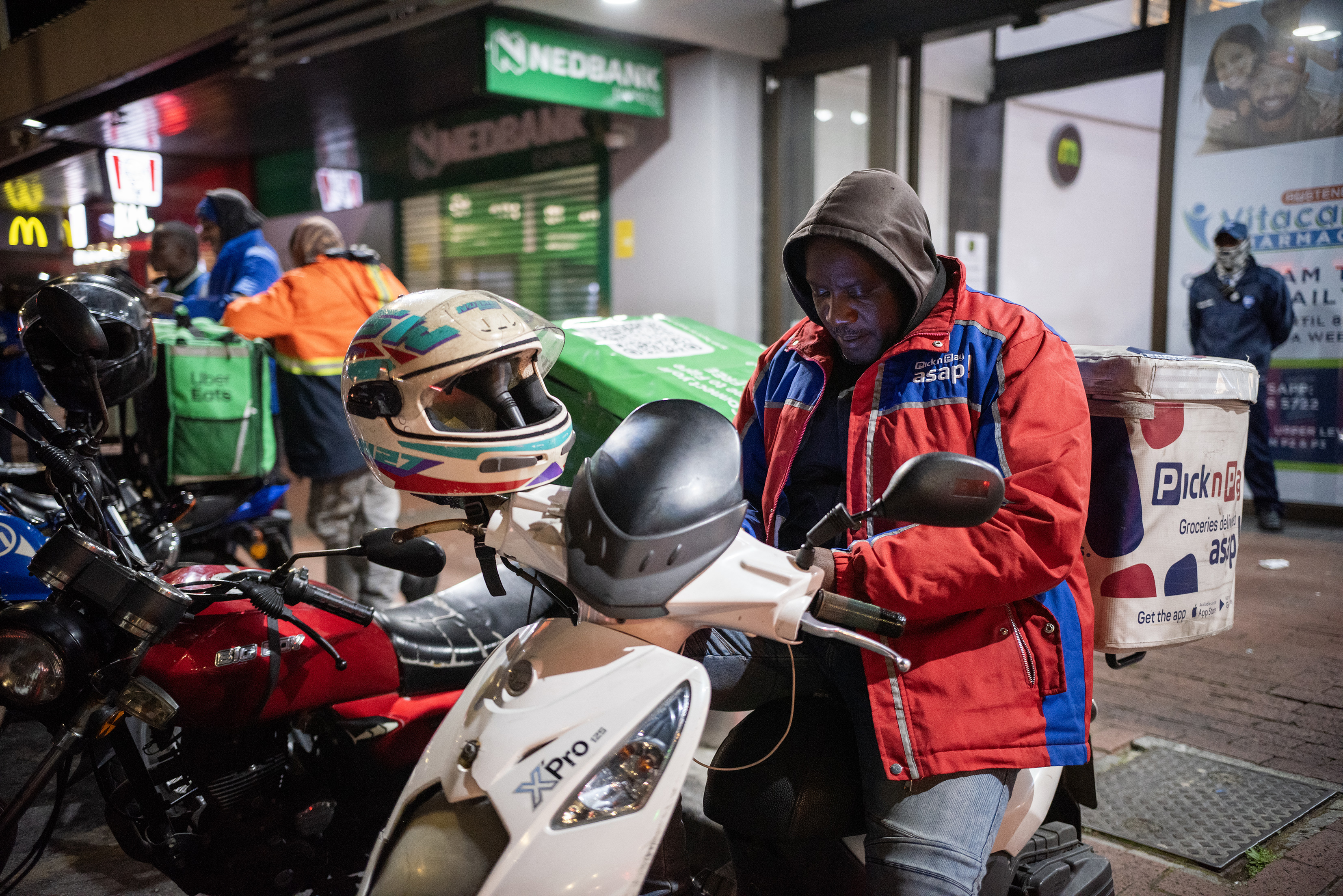 In photos: Bike delivery guys risk life and limb to deliver our goods ...